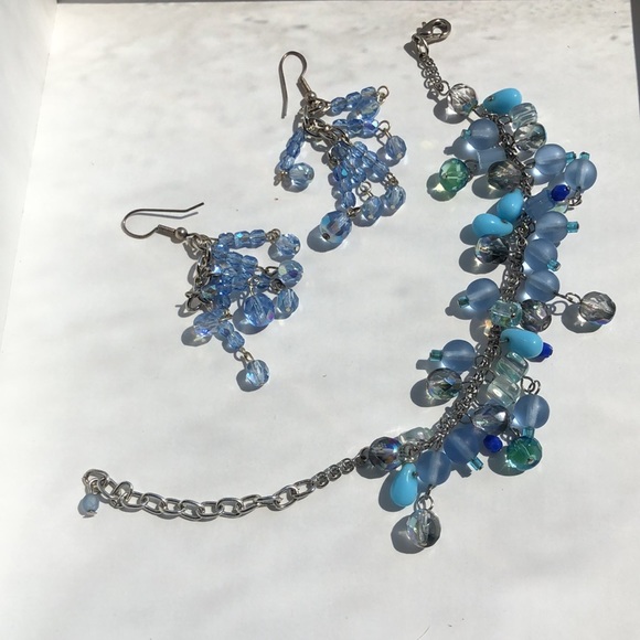 Beautiful beaded necklace and earrings set - Picture 2 of 6